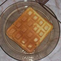 chupiące gofry z bitą śmietaną i truskawkami