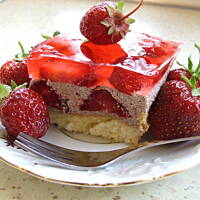 Ciasto z kremem i truskawkami