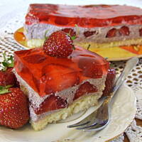 Ciasto z kremem i truskawkami