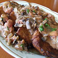 Kotlety wieprzowe w sosie grzybowo-pomidorowym