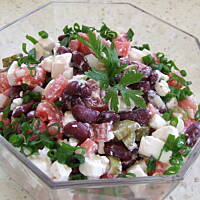 Sałatka z fetą i czerwoną fasolką
