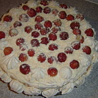 Torcik śmietanowy z truskawkami i bezami