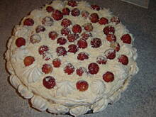 Fot. irena sikora, Torcik śmietanowy z truskawkami i bezami