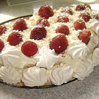 Torcik śmietanowy z truskawkami i bezami