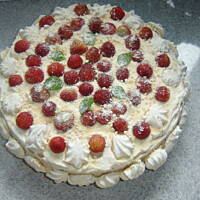 Torcik śmietanowy z truskawkami i bezami