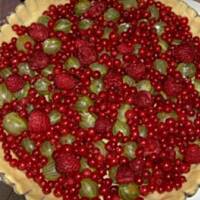 Tarta z owocami i bezową kołderką