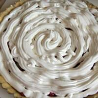 Tarta z owocami i bezową kołderką