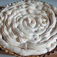 Tarta z owocami i bezową kołderką