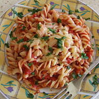 Makaron z  sosem pomidorowym i czosnkiem