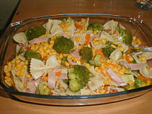 Fot. AsiaPak, Zapiekanka makaronowa z brokułami i marchewką