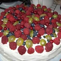 Tort czekoladowy z owocami i bitą śmietaną