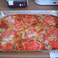 Pizza z pieczarkami salami i pomidorami aniołka