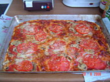 Fot. AniolekB, Pizza z pieczarkami salami i pomidorami aniołka