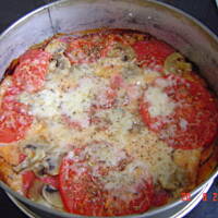 Pizza z pieczarkami salami i pomidorami aniołka