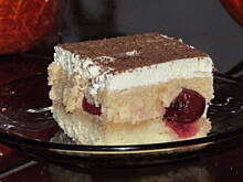Fot. bing_translator, Cherry cake with rum