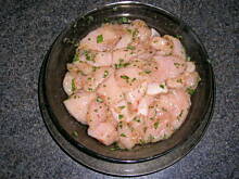 Fot. Anes, kurczak marynowany w ziołowo-czosnkowym pesto