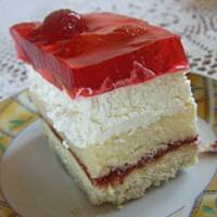 Ciasto z bitą śmietaną i truskawkami