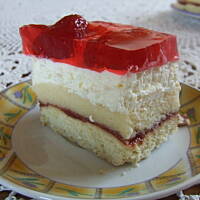 Ciasto z bitą śmietaną i truskawkami