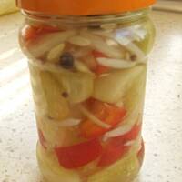 Sałatka z ogórków i papryki na zimę