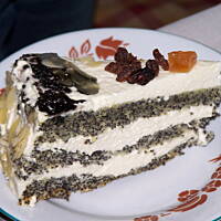 Tort makowy z kremem śmietanowym