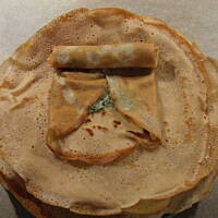 Naleśniki z fetą szpinakiem i sosem