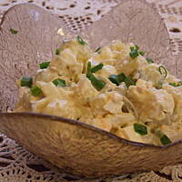 Sałatka śledziowo-ziemniaczana w sosie śmietanowym