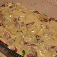 Zapiekanka z kabanosem i serowym sosem