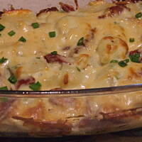 Zapiekanka z kabanosem i serowym sosem