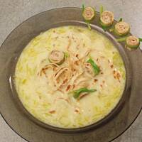 Zupa porowa z naleśnikowymi ślimakami