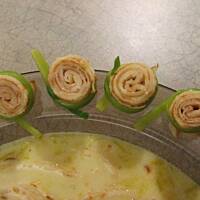 Zupa porowa z naleśnikowymi ślimakami