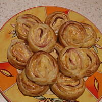 Ślimaczki z ciasta francuskiego z szynką i serem