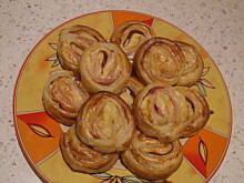 Fot. ilka76, Ślimaczki z ciasta francuskiego z szynką i serem