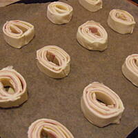 Ślimaczki z ciasta francuskiego z szynką i serem