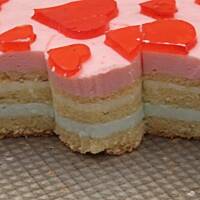 Tort biszkoptowo piankowy z serduszkami