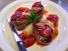 Fot. Bodek, poledwica z dzika w sosie truskawkowym