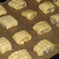 Paszteciki drożdżowe z nadzieniem pieczarkowym