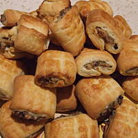 Paszteciki drożdżowe z nadzieniem pieczarkowym