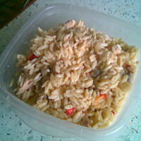 Sałatka makaronowa z kurczakiem na ciepło