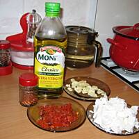 Małe conieco z fety i suszonych pomidorów