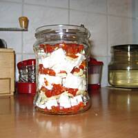 Małe conieco z fety i suszonych pomidorów