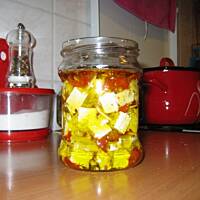 Małe conieco z fety i suszonych pomidorów