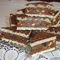 Mazurek waflowy ze śliwkami suszonymi