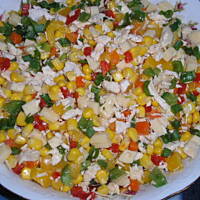 Sałatka z kurczakiem papryką i żółtym serem