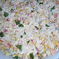 Sałatka z kurczakiem papryką i żółtym serem