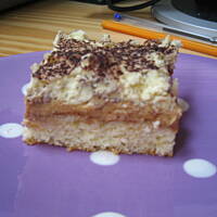 biszkopt z masa karmelowa z bita smietana