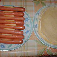 Parówki w cieście naleśnikowym z żółtym serem