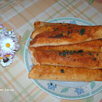 Parówki w cieście naleśnikowym z żółtym serem