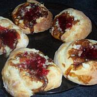 Drożdżówki z serem i dżemem