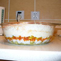 Sałatka warstwowa ryżowa z tuńczykiem