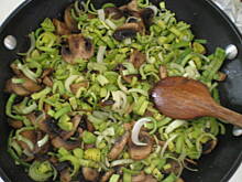 Fot. luckystar, Losos w porach z pieczarkami